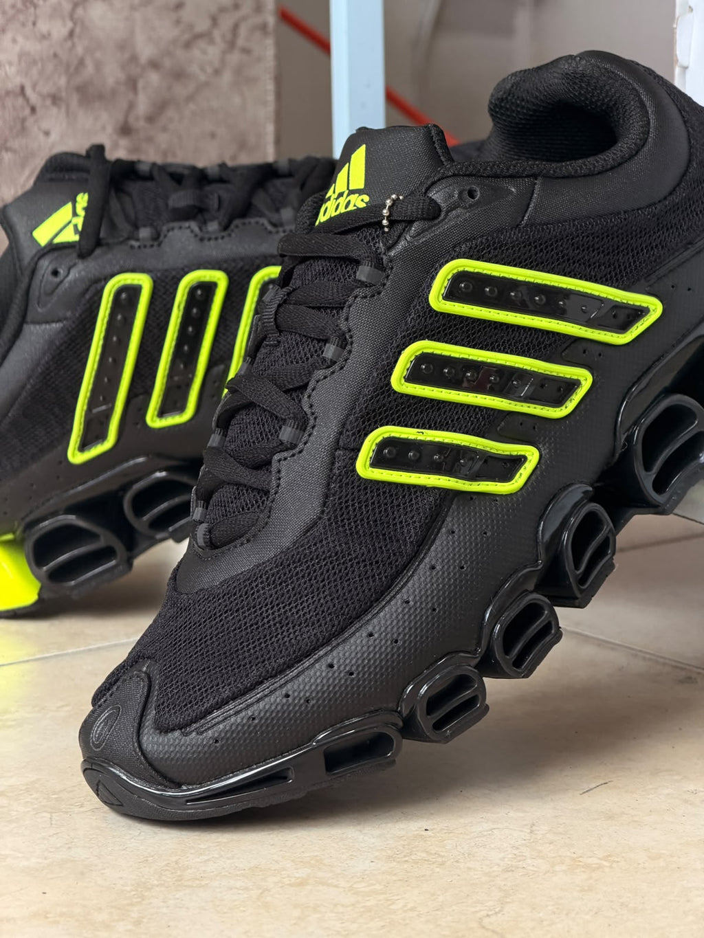 ADIDAS MEGARIDE NEGRA AMARILLA