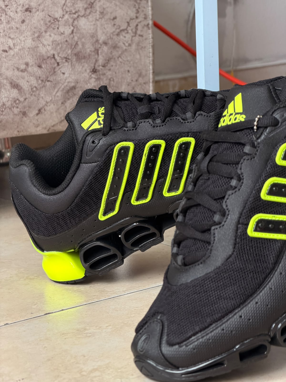 ADIDAS MEGARIDE NEGRA AMARILLA