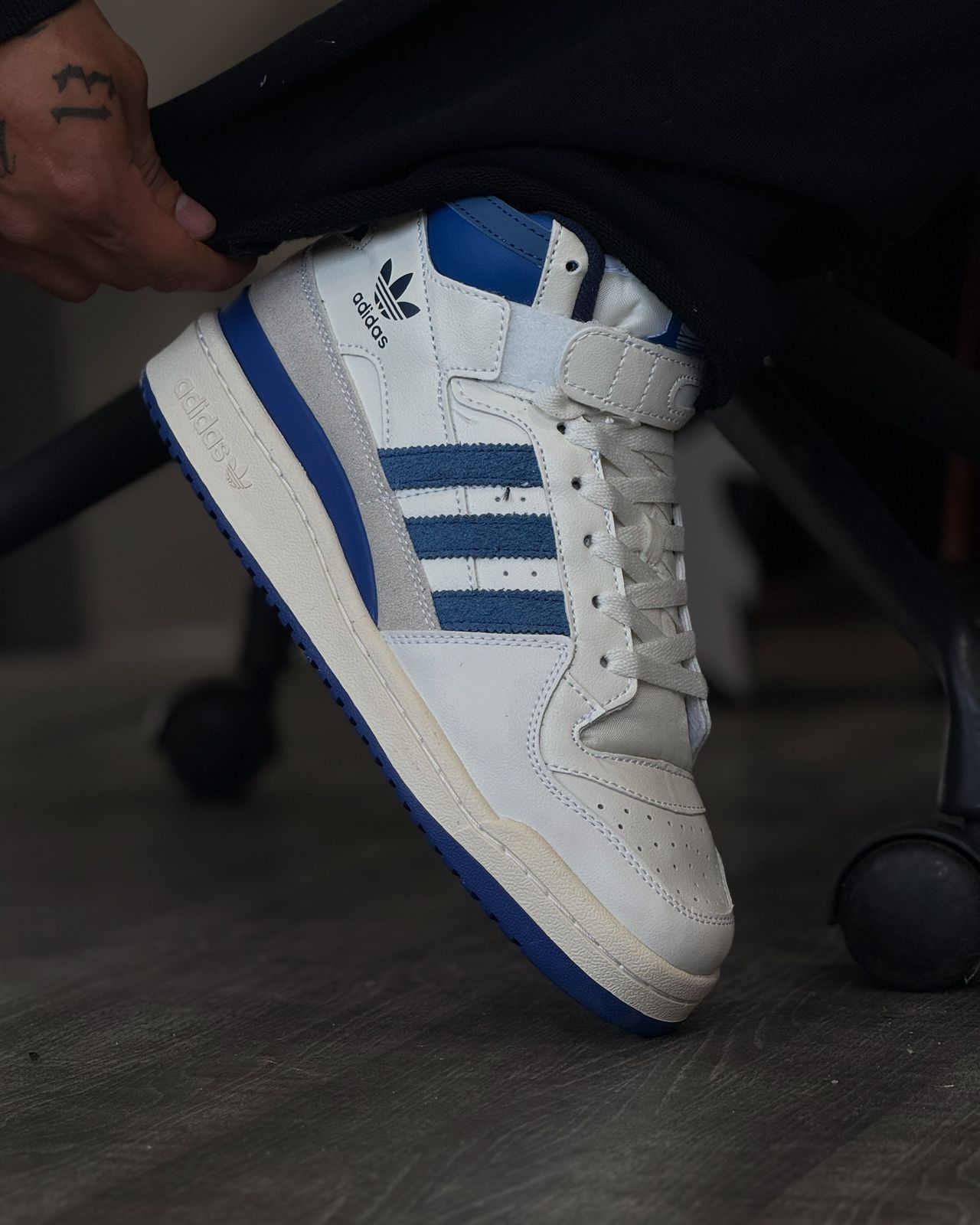 ADIDAS ORIGINALS FORUM MID WHITE AND BLUE