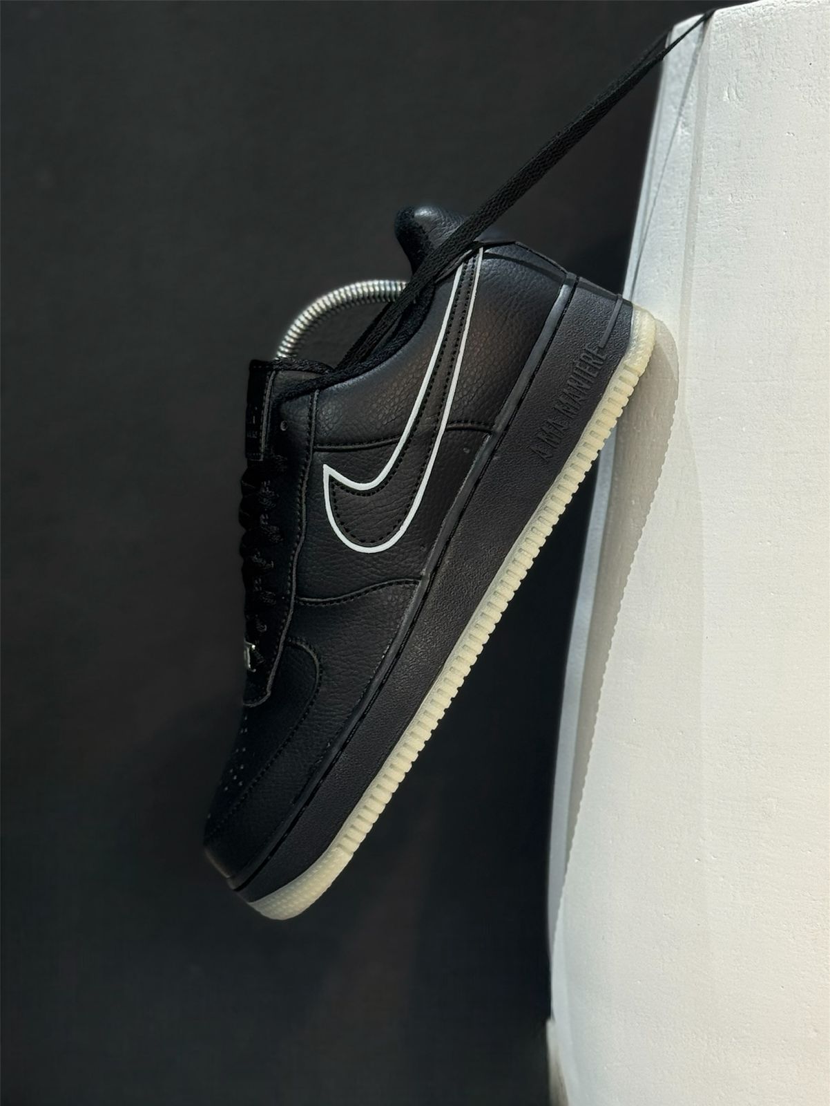 AIR FORCE 1 LOW-TOP BLACK WITH A WHITE SWOOSH
