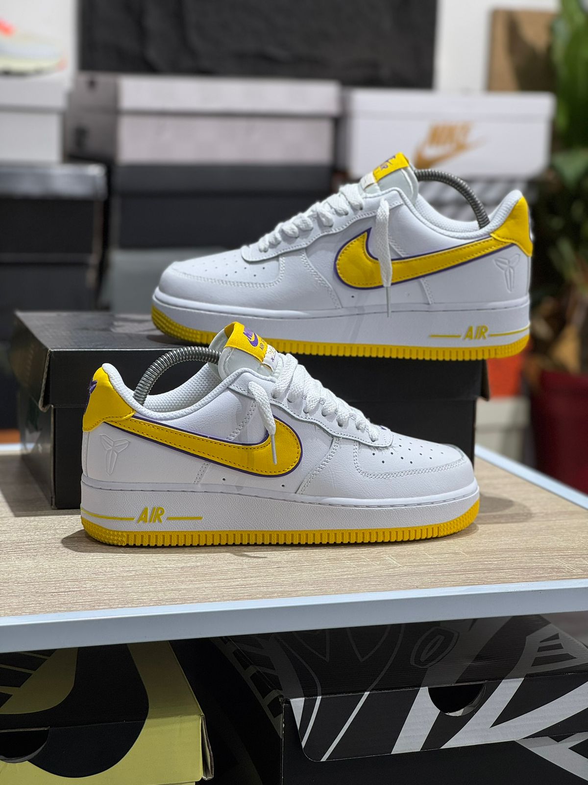 AIR FORCE 1 LOW RETRO QS KOBE BRYANT LAKERS HOME-WHITE LEATHER UPPER AND YELLOW