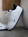 AIR FORCE 1´07 WHITE WITH A BLACK SWOOSH AND SOLE