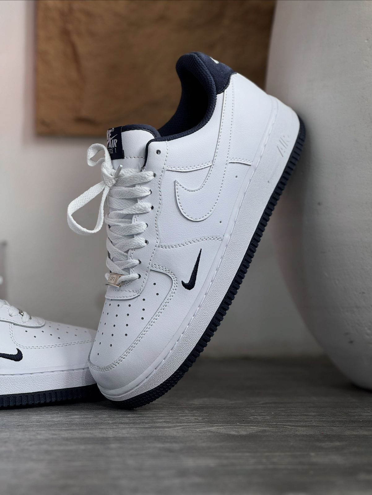 AIR FORCE 1´07 WHITE WITH A BLACK SWOOSH AND SOLE