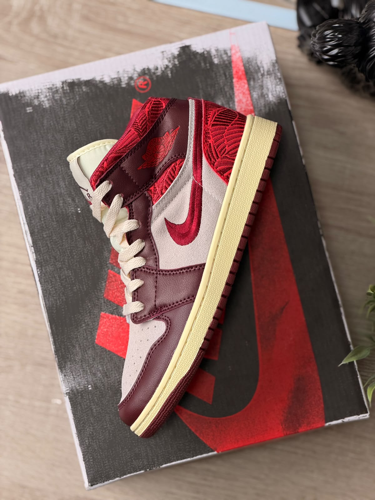 AIR JORDAN 1 MID SE TIKI LEAF
