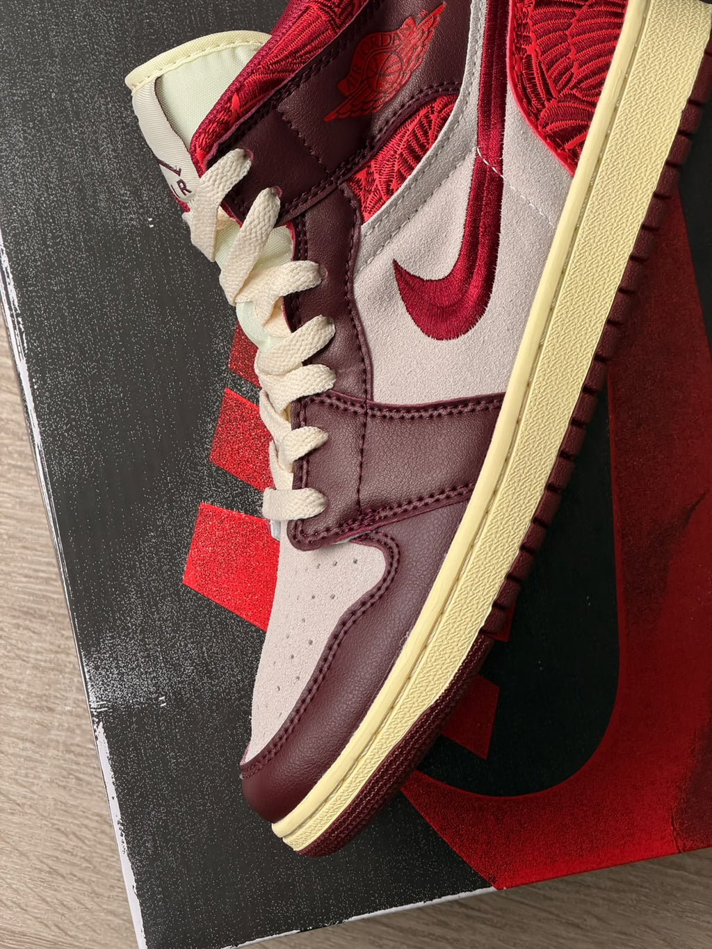 AIR JORDAN 1 MID SE TIKI LEAF