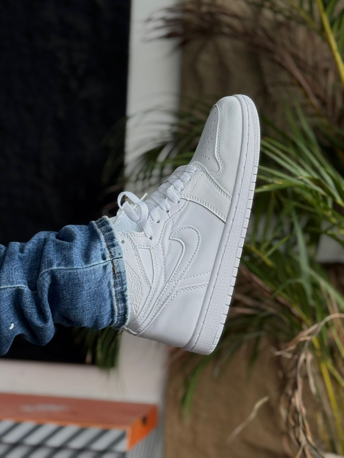 AIR JORDAN 1MID TRIPLE WHITE