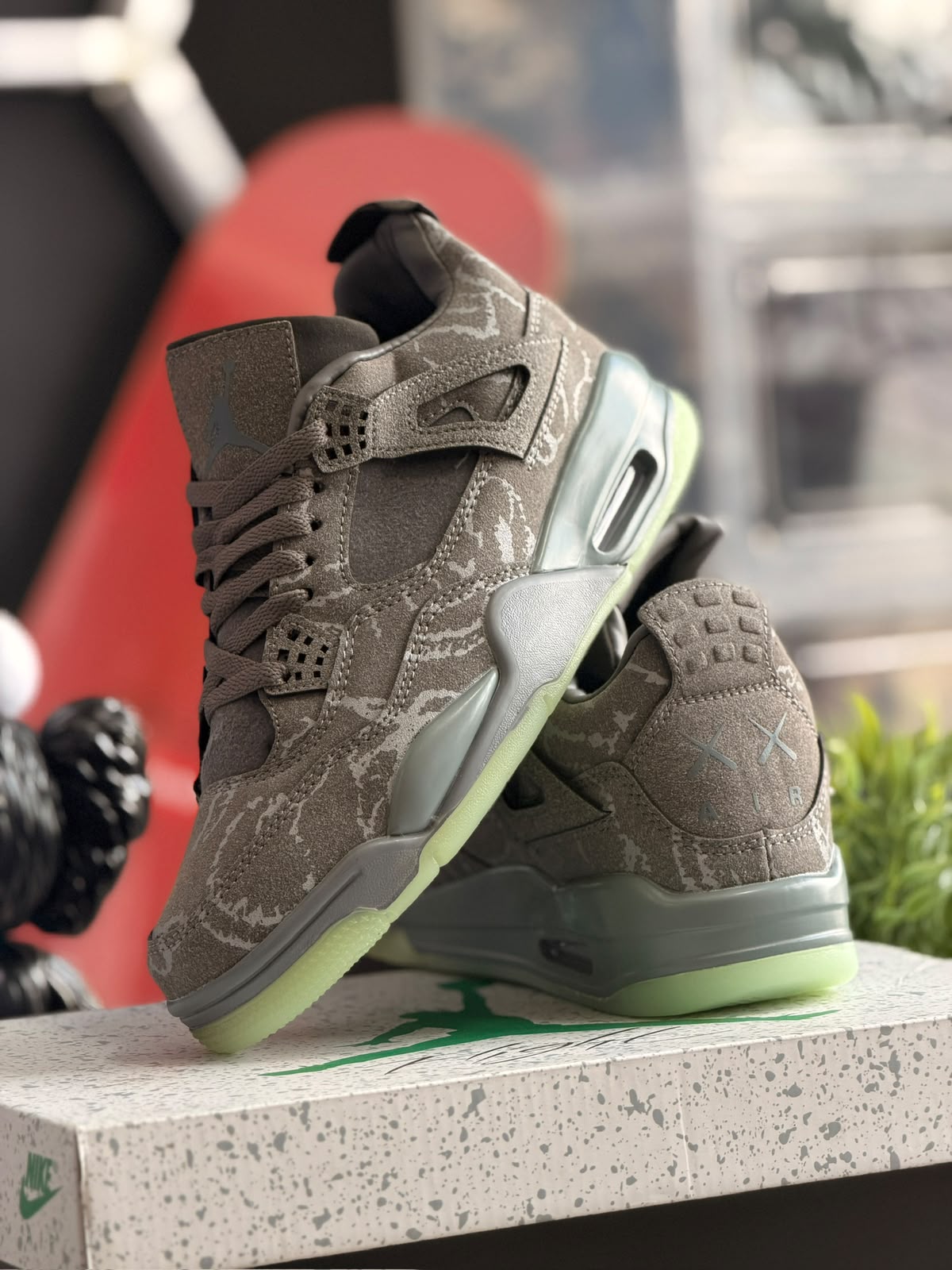 AIR JORDAN 4 X KAWS
