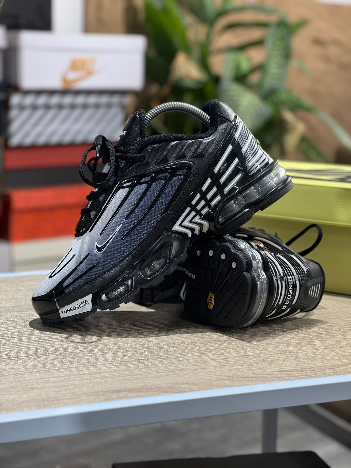AIR MAX PLUS 3 BLACK WITH WHITE ACCENTS