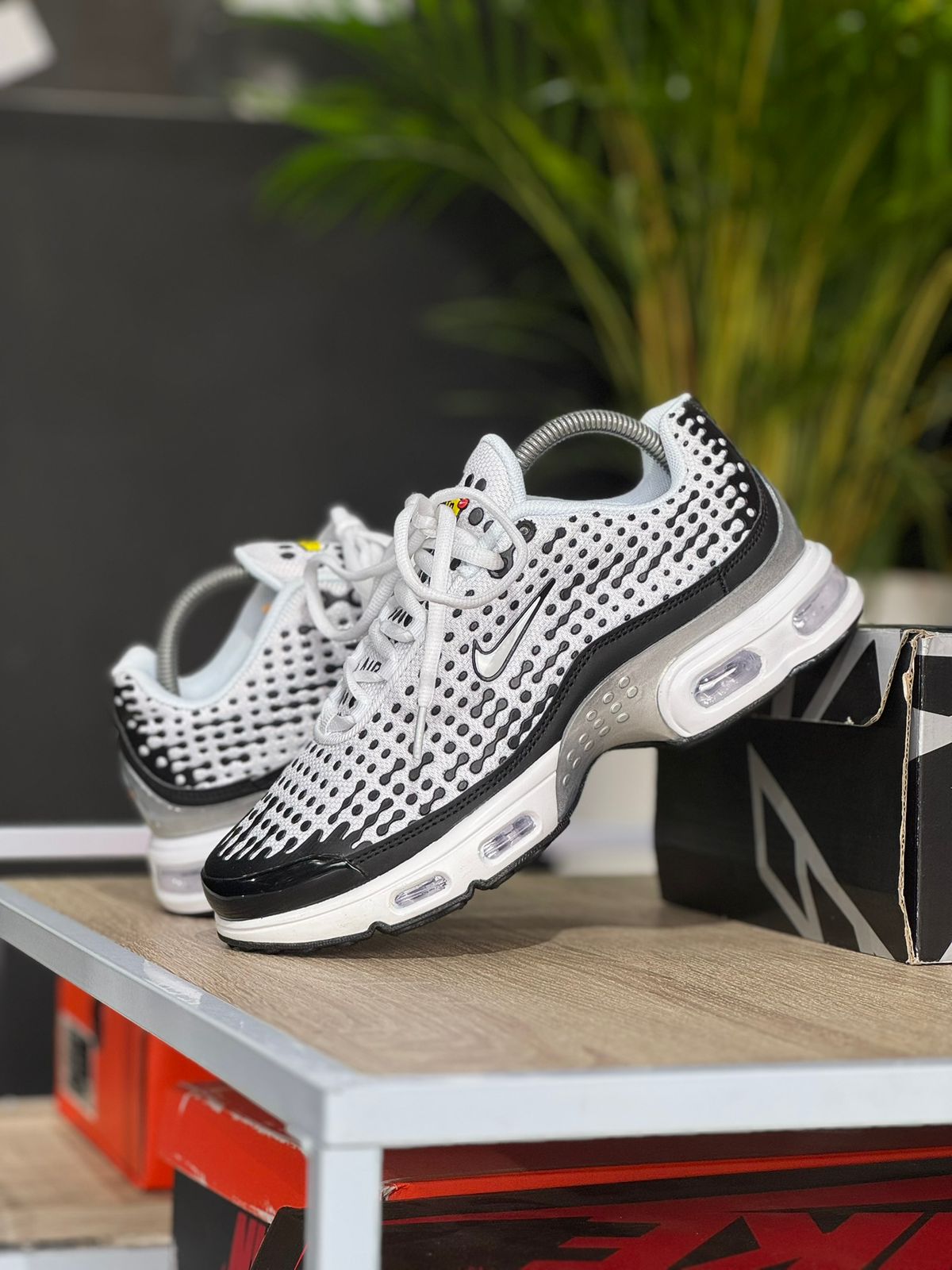 AIR MAX PLUS VII WHITE MESH BASE AND BLACK DOT MATRIX PATTERN