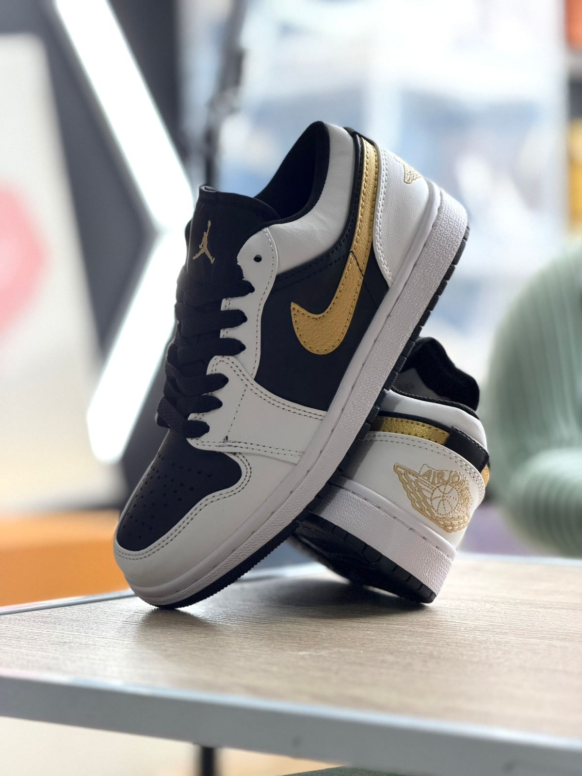 JORDAN 1 LOW GOLD