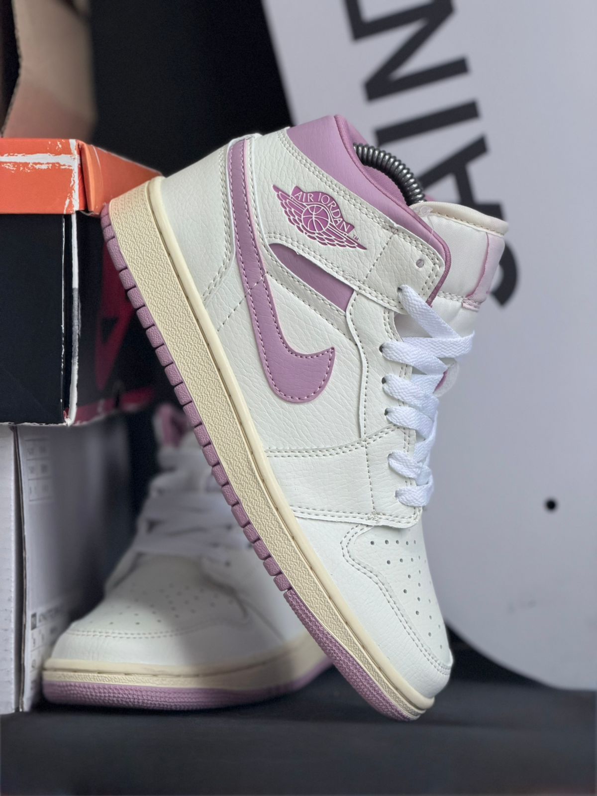 JORDAN 1 MID STRAWBERRIES