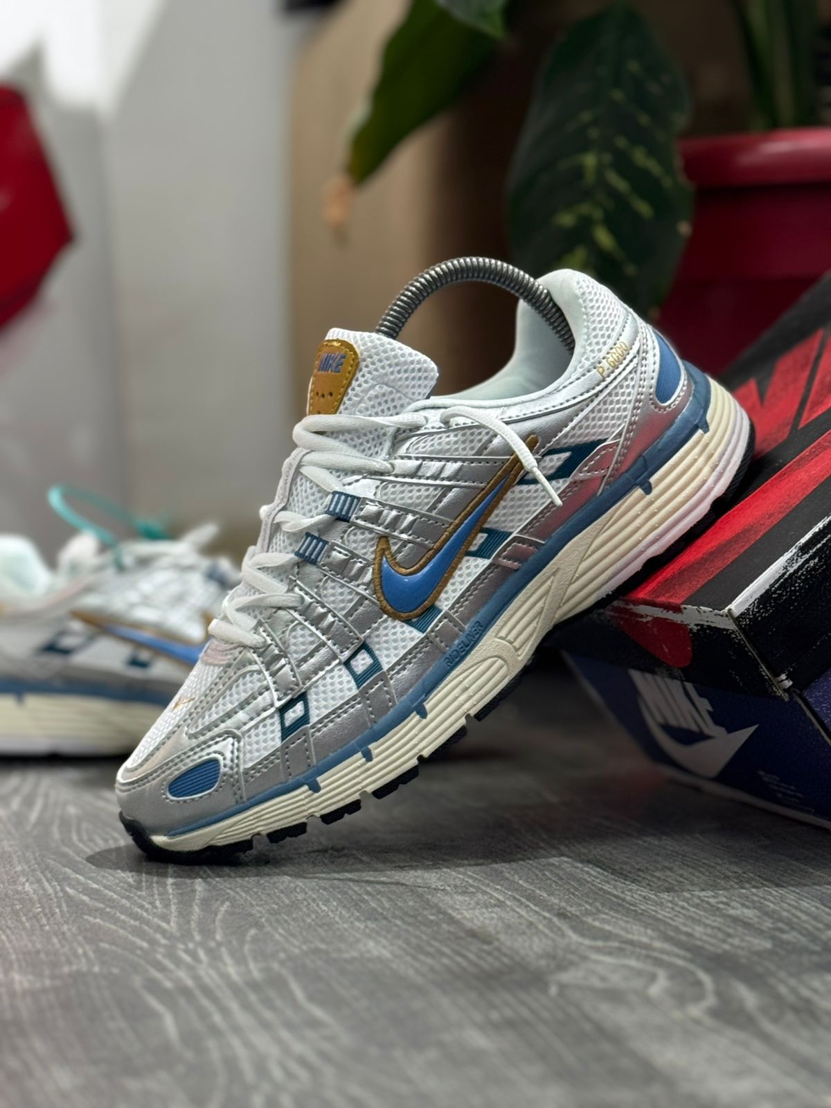 NIKE P6000 METALIC SILVER