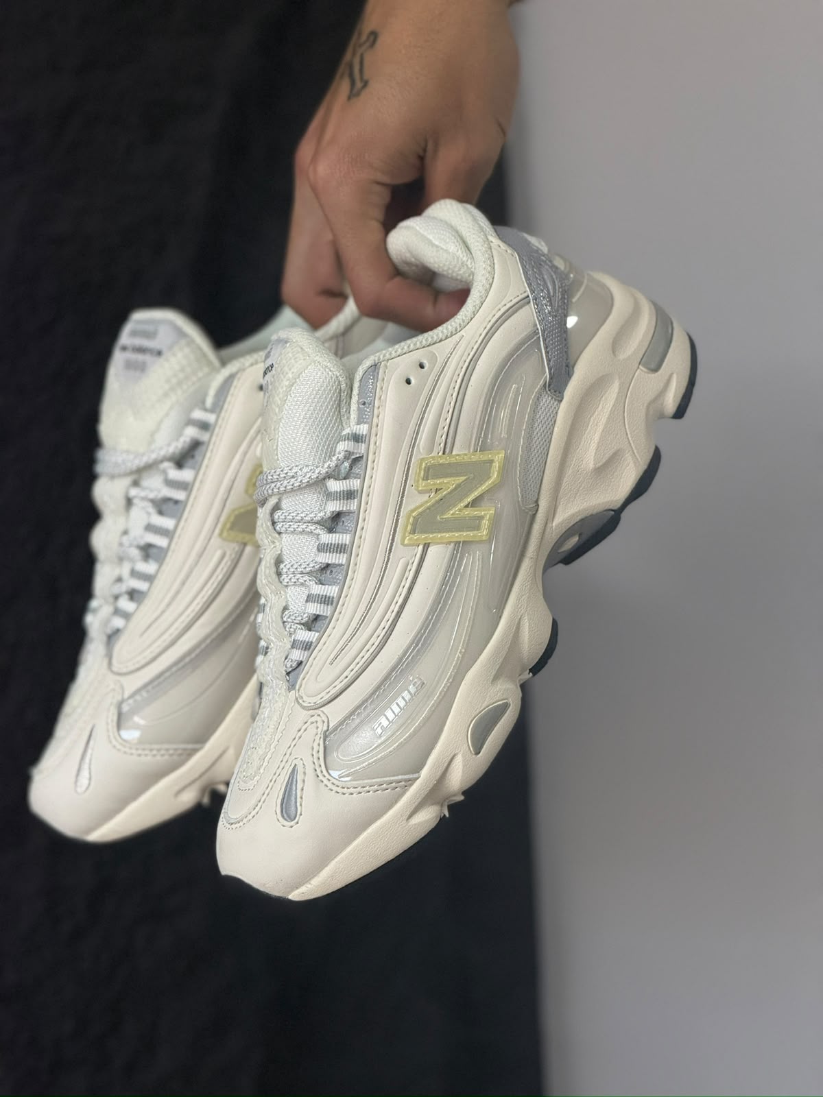 NEW BALANCE 1000 TONOS CREMA