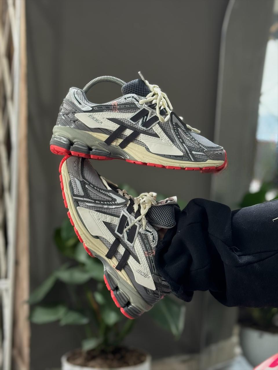 NEW BALANCE 1906 GREY AND RED
