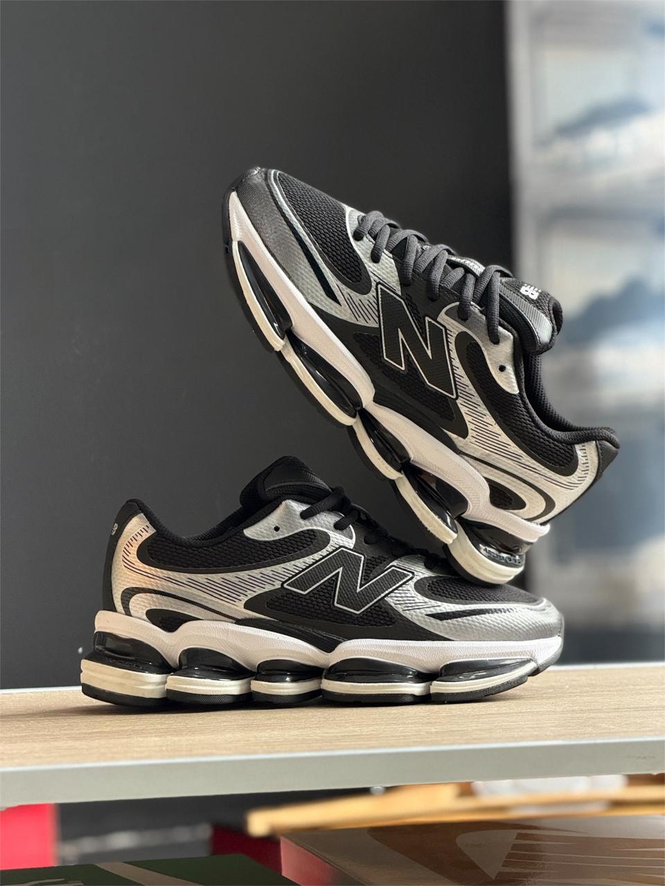 NEW BALANCE 2000 BLACK WHITE