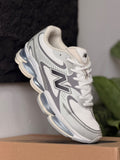 NEW BALANCE 2000 BLACO GRIS