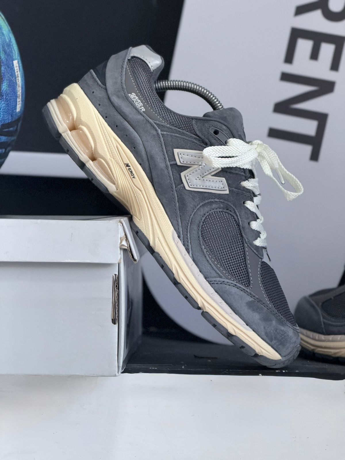 NEW BALANCE 2002R