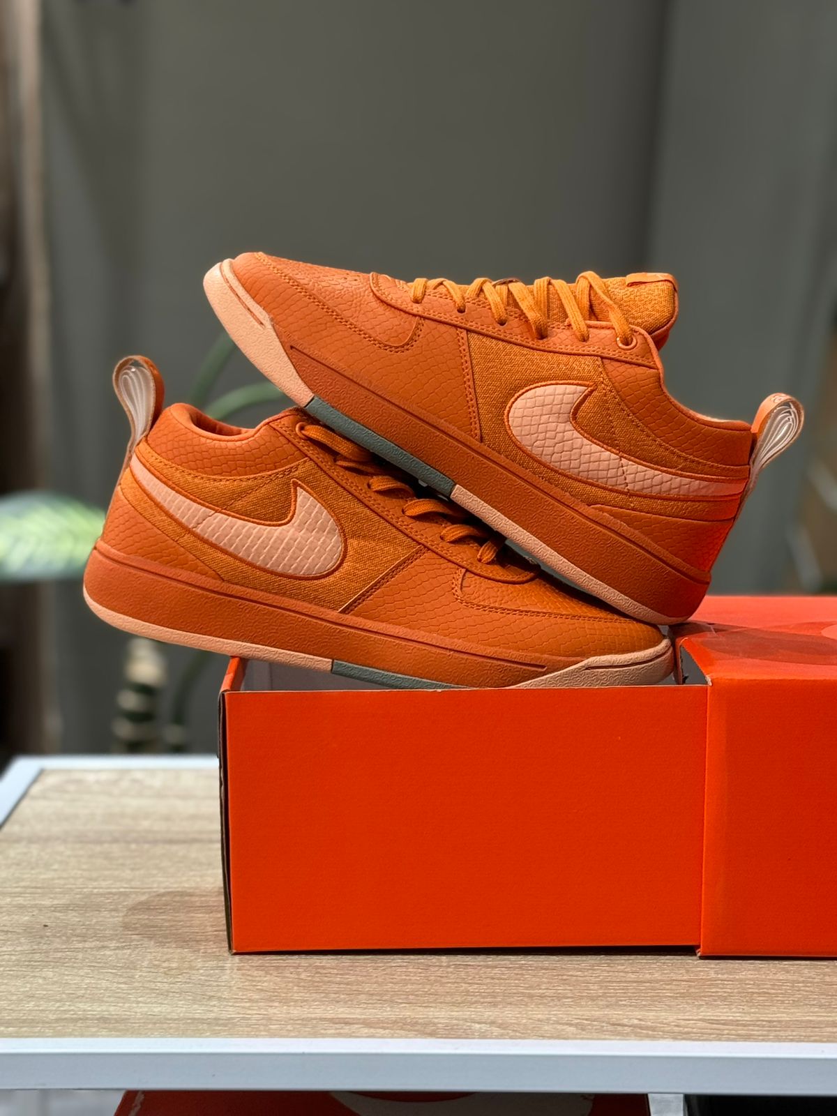 NIKE BOOK 1 NARANJA