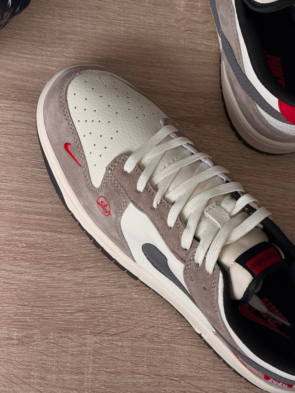 NIKE DUNK LOW SUPREME