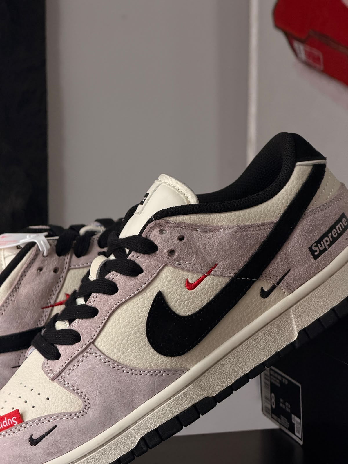 NIKE SB DUNK LOW SUPREME SWOOSH
