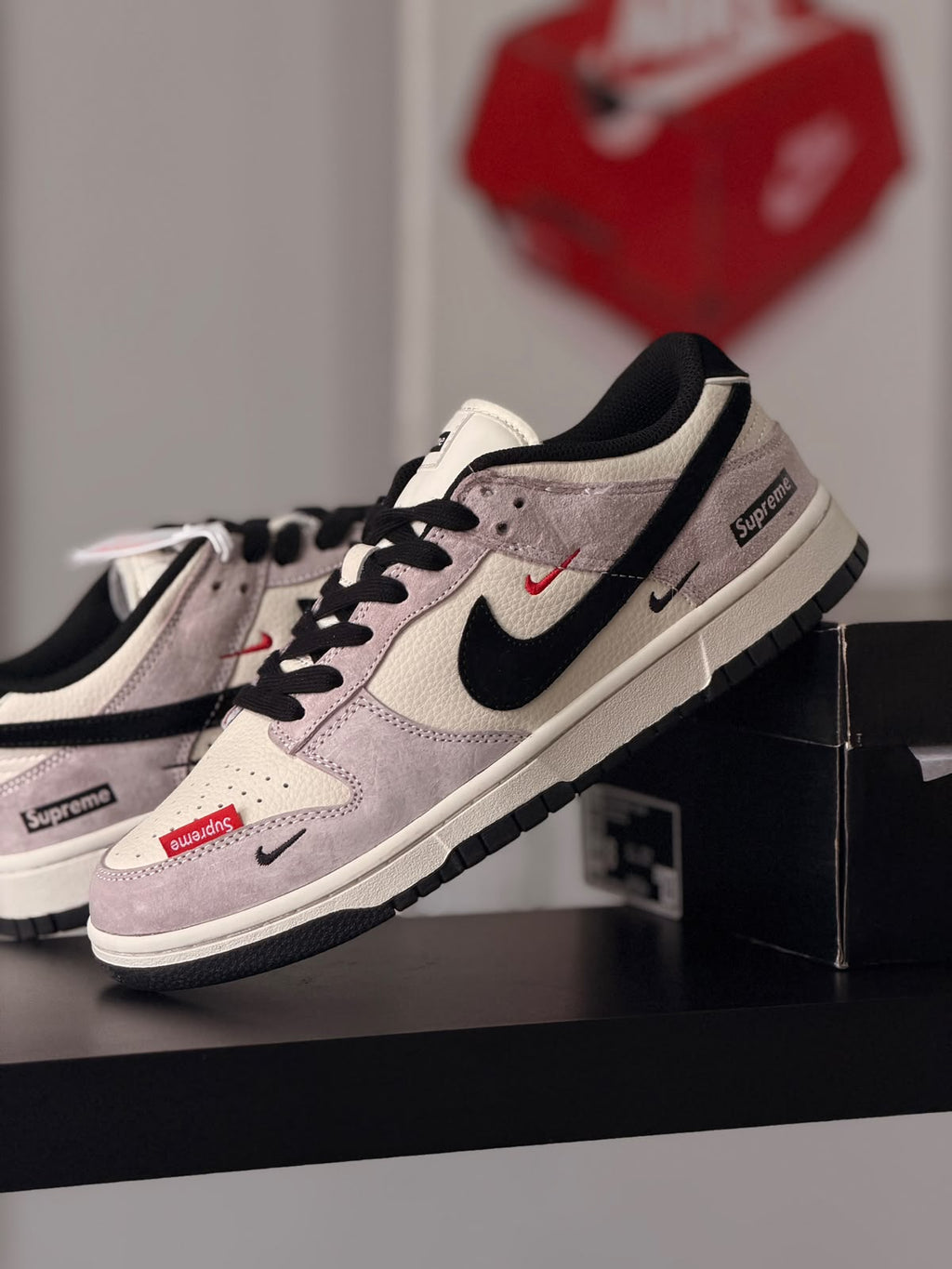 NIKE SB DUNK LOW SUPREME SWOOSH