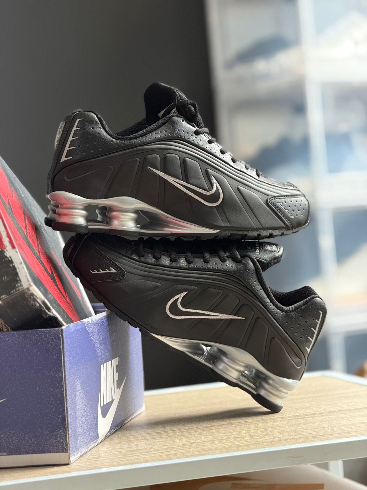 NIKE SHOX R4 BLACK METALLIC