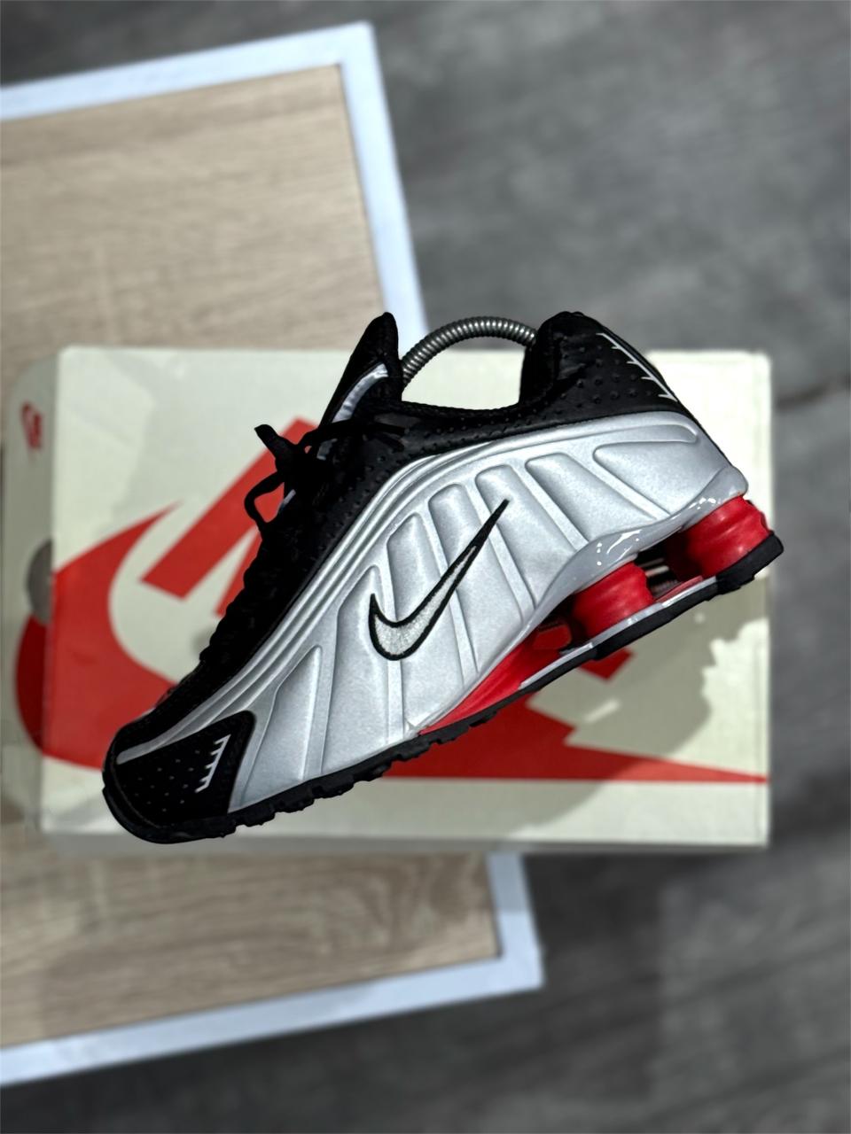 NIKE SHOX R4 METALLIC