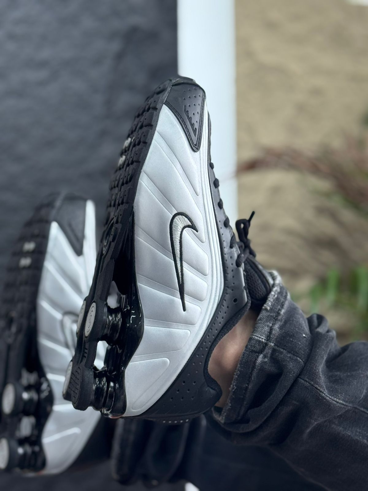 NIKE SHOX R4 METALLIC SILVER