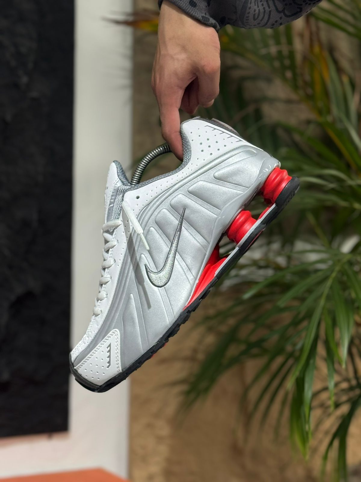 NIKE SHOX R4 METALLIC SILVER AND RED