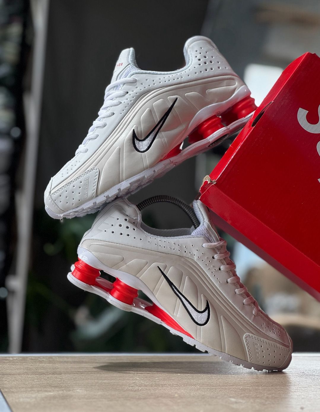 NIKE SHOX R4 WHITE PHANTOM  RED