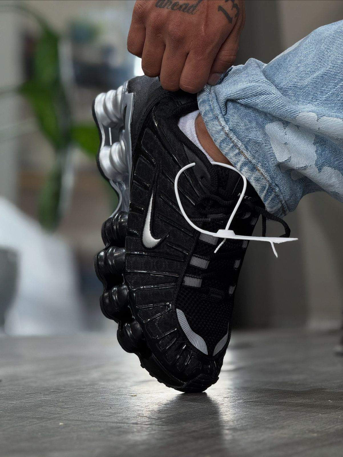 NIKE SHOX TL BLACK AND GREY