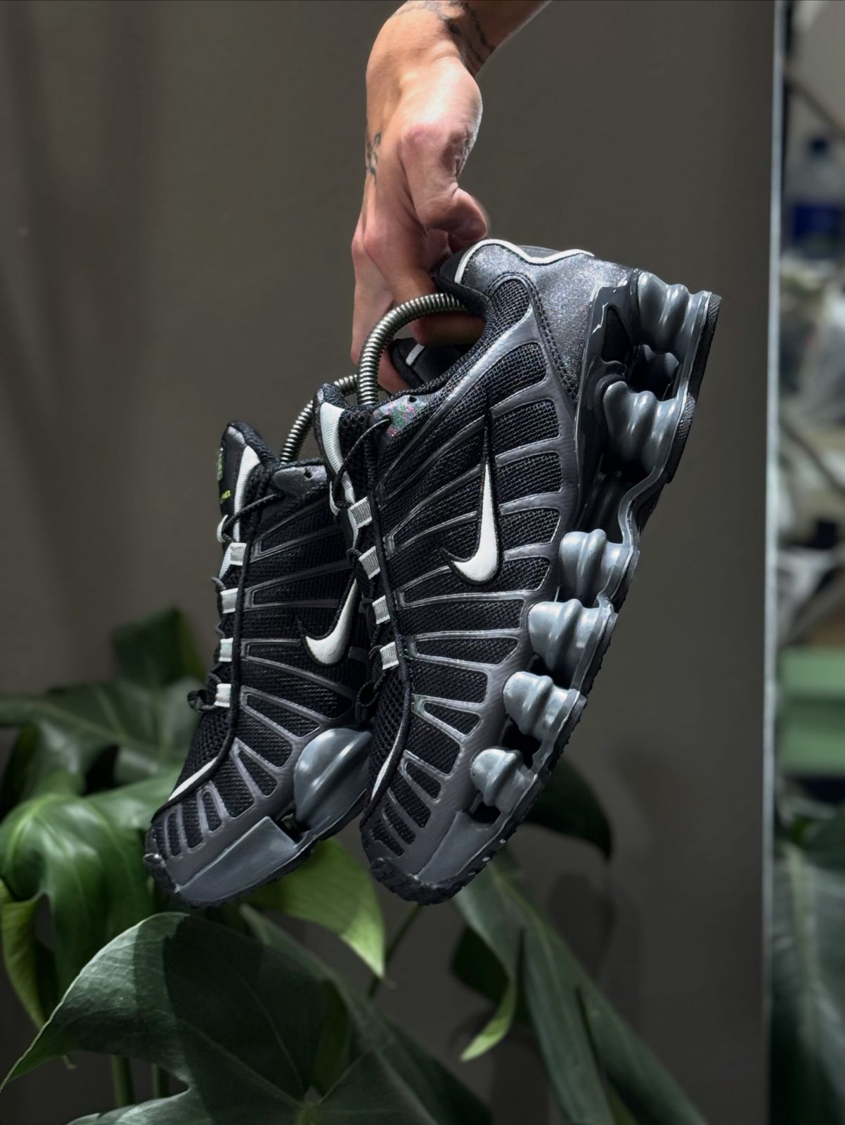 NIKE SHOX TL BLACK AND METALLIC SILVER