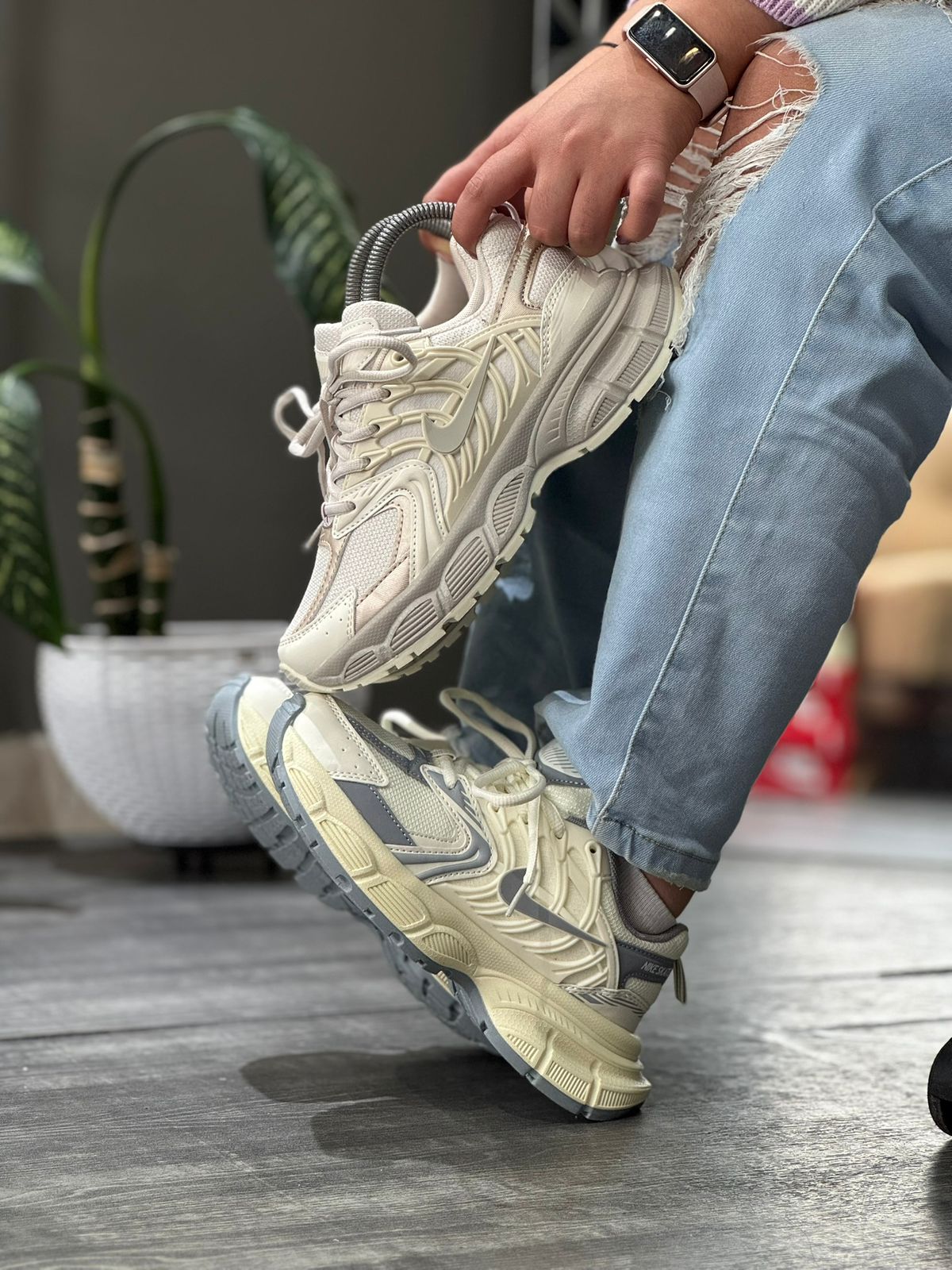 NIKE SKATE BEIGE AND SILVER BLUE