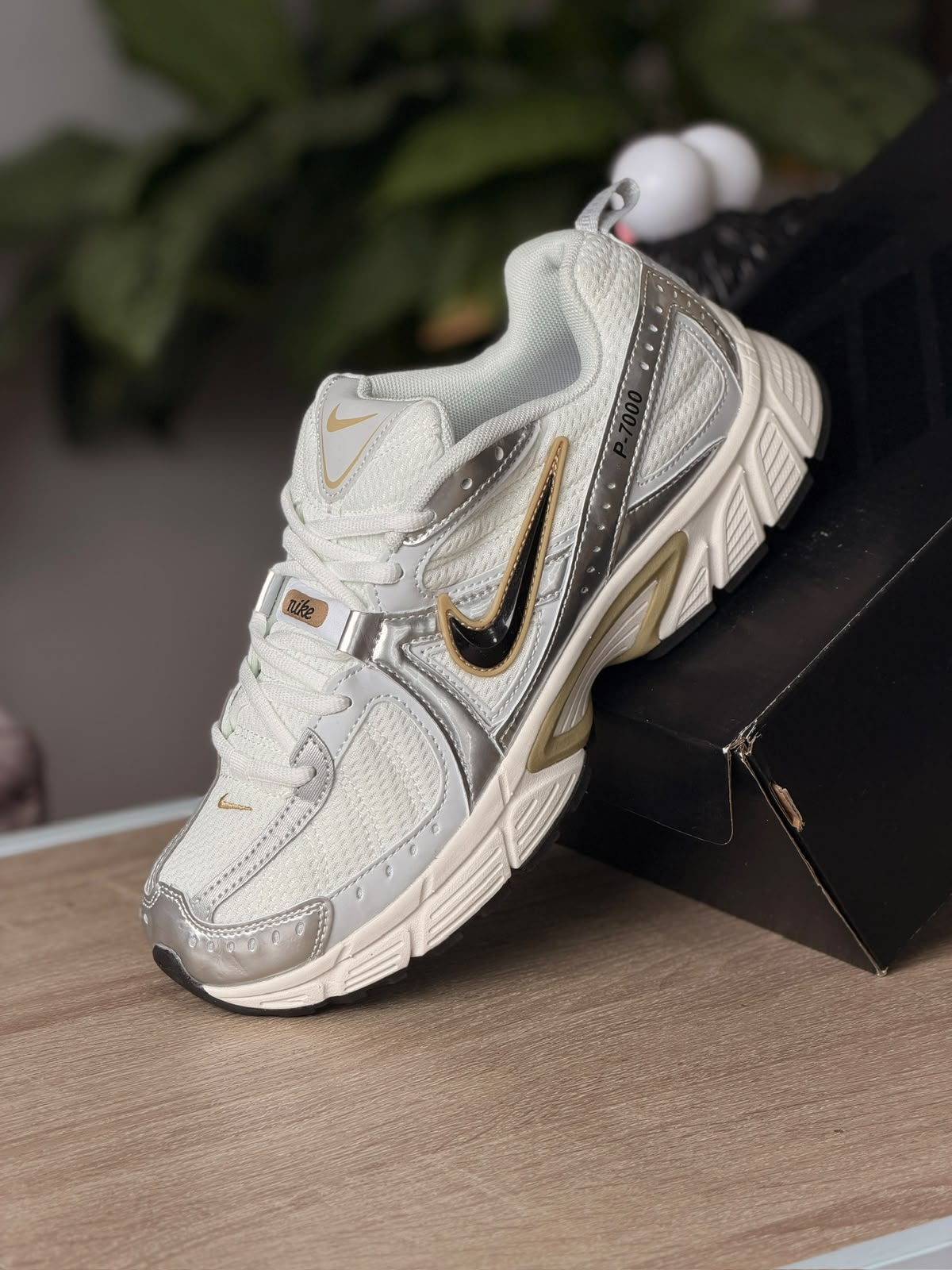 NIKE V5 RNR BEIGE