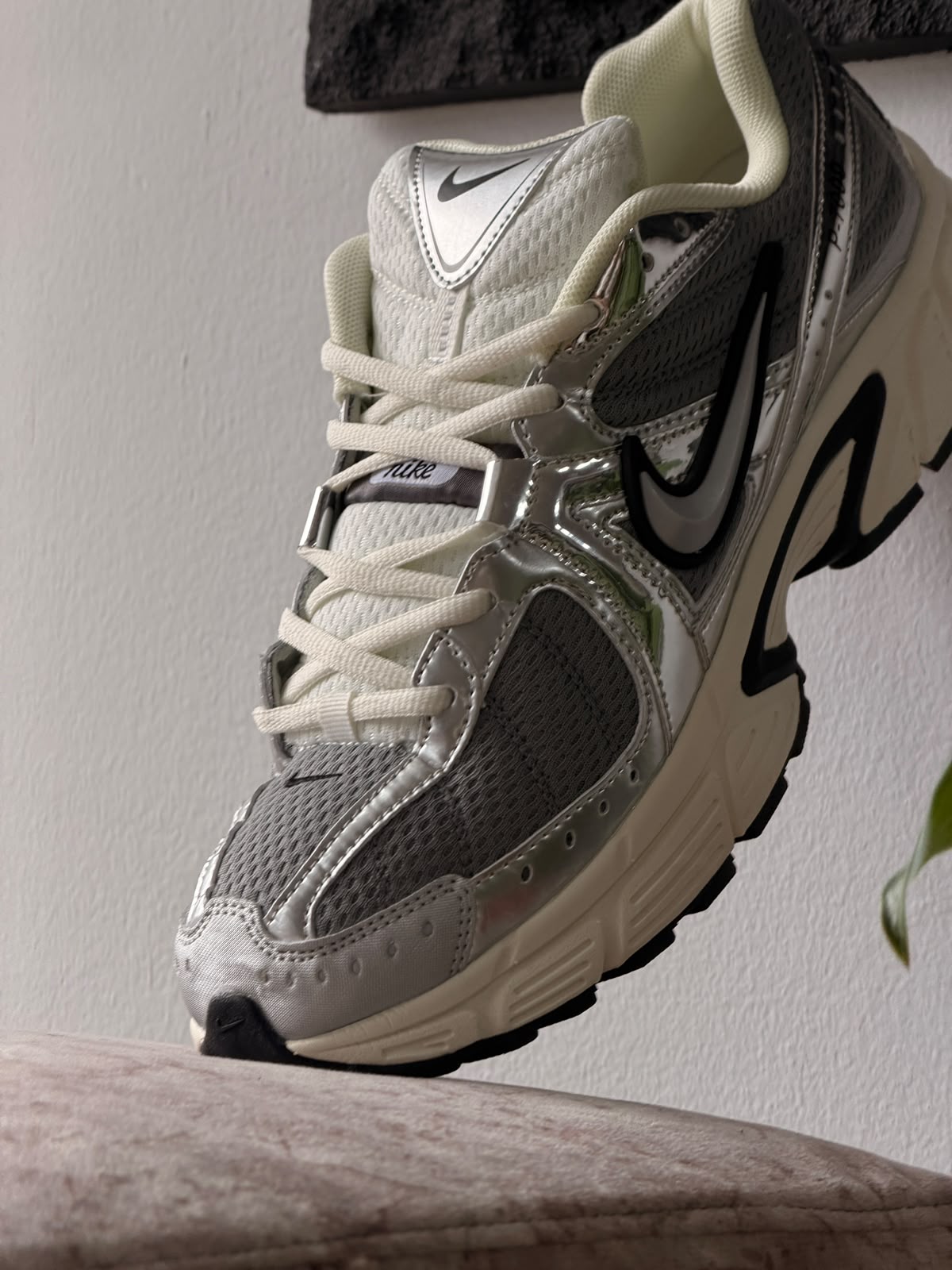 NIKE V5 RNR GRIS METALICO