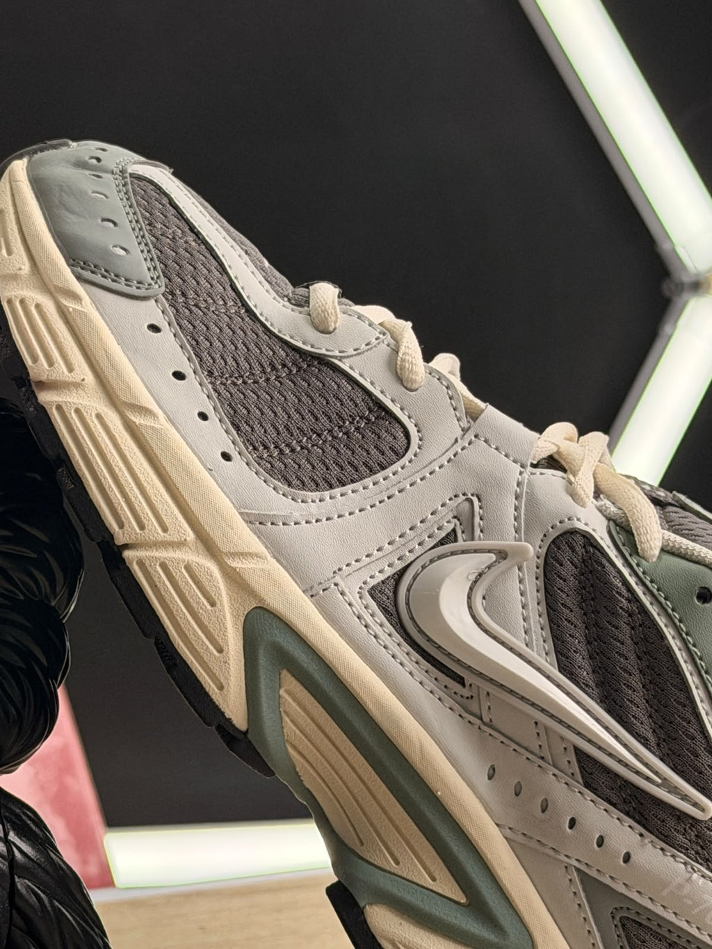 NIKE V5 RNR GRIS PANELES