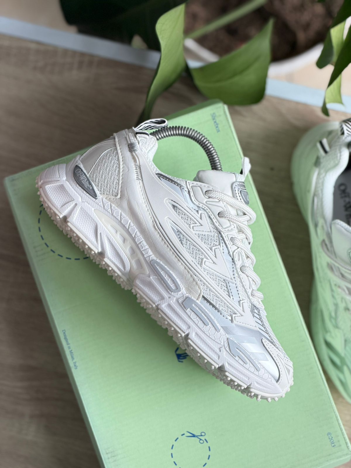 OFF WHITE BE RIGHT WHITE