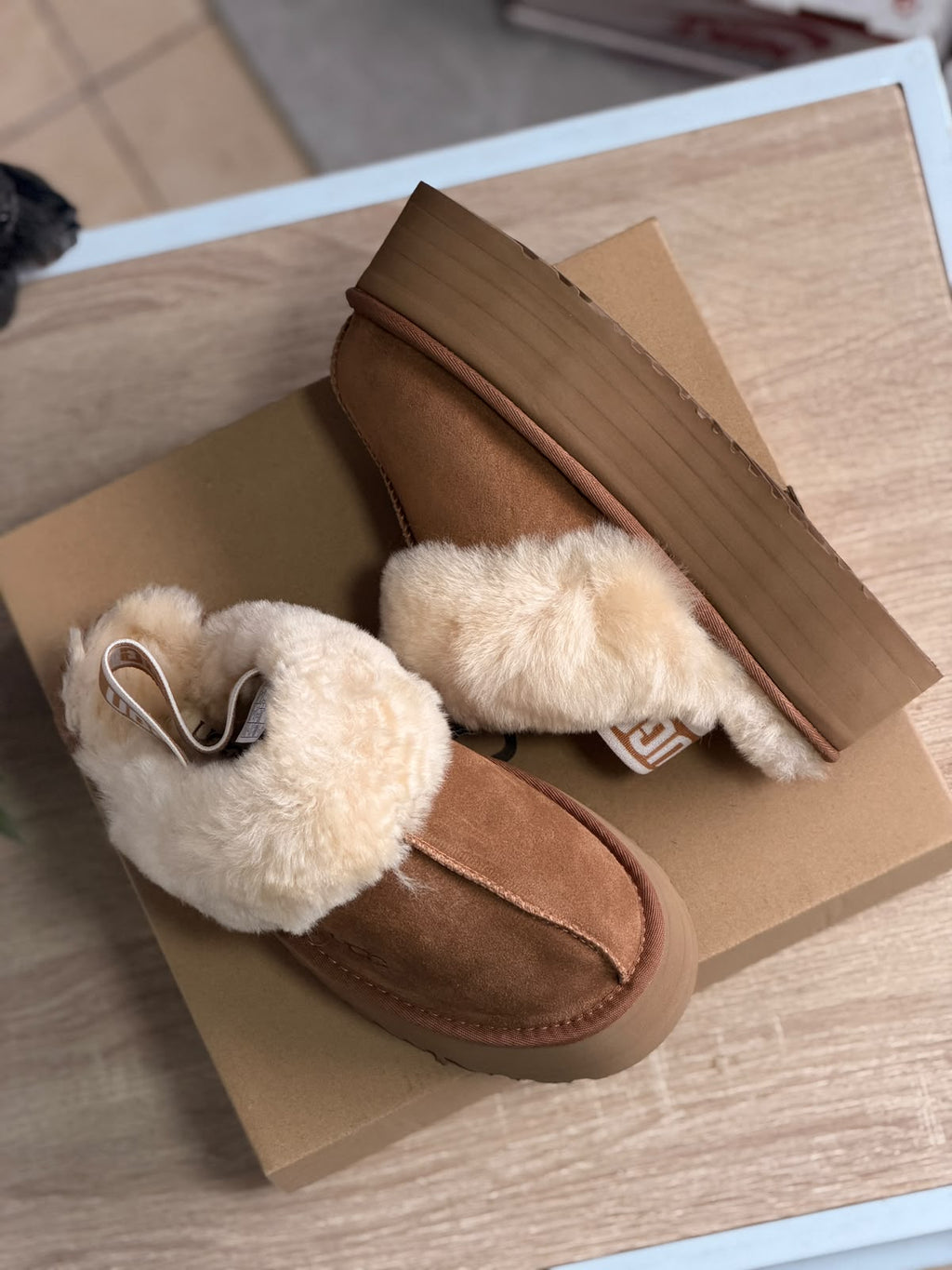 PANTUFLAS UGG CASTAÑO
